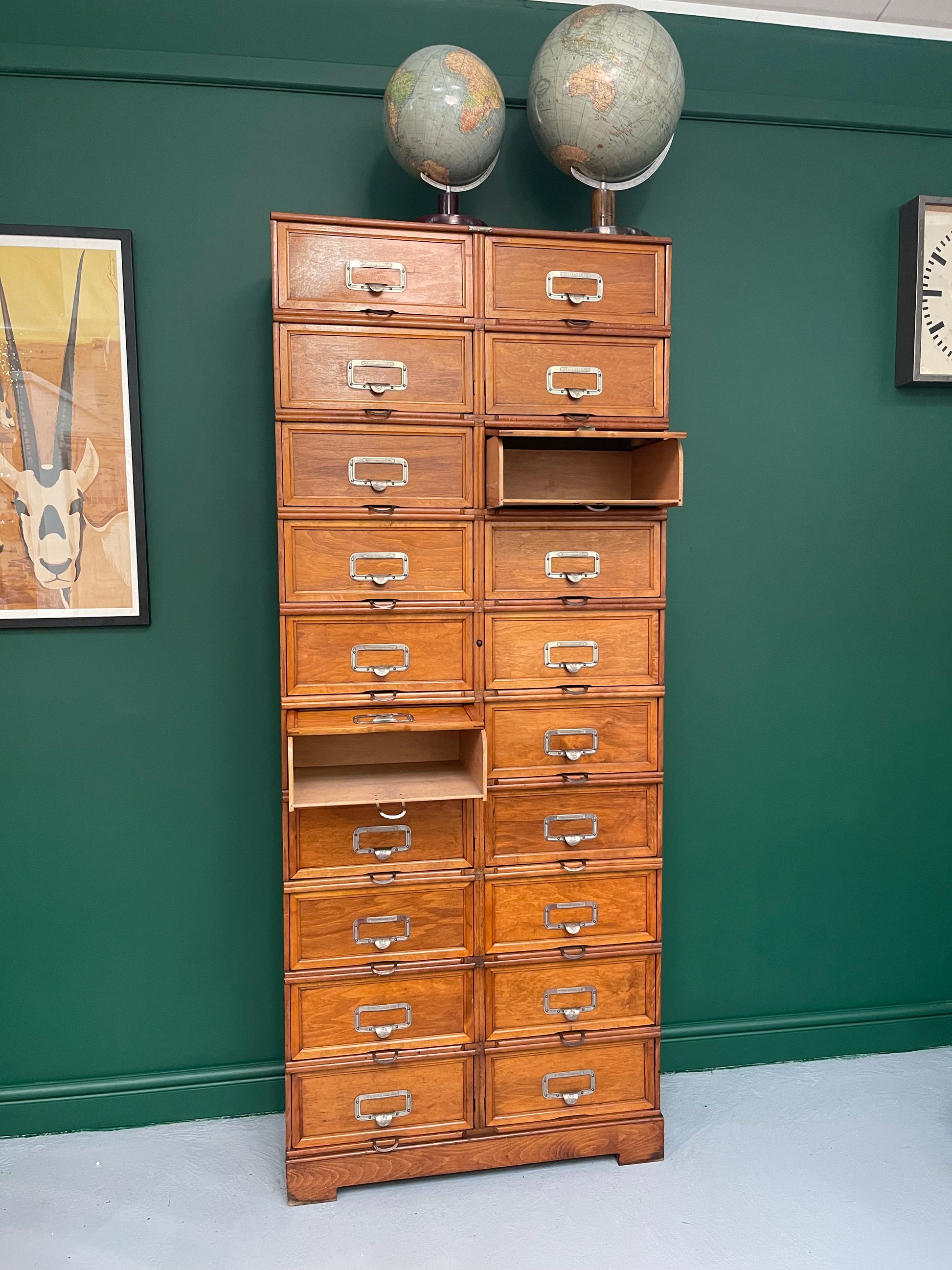 Filing cabinet with online seat